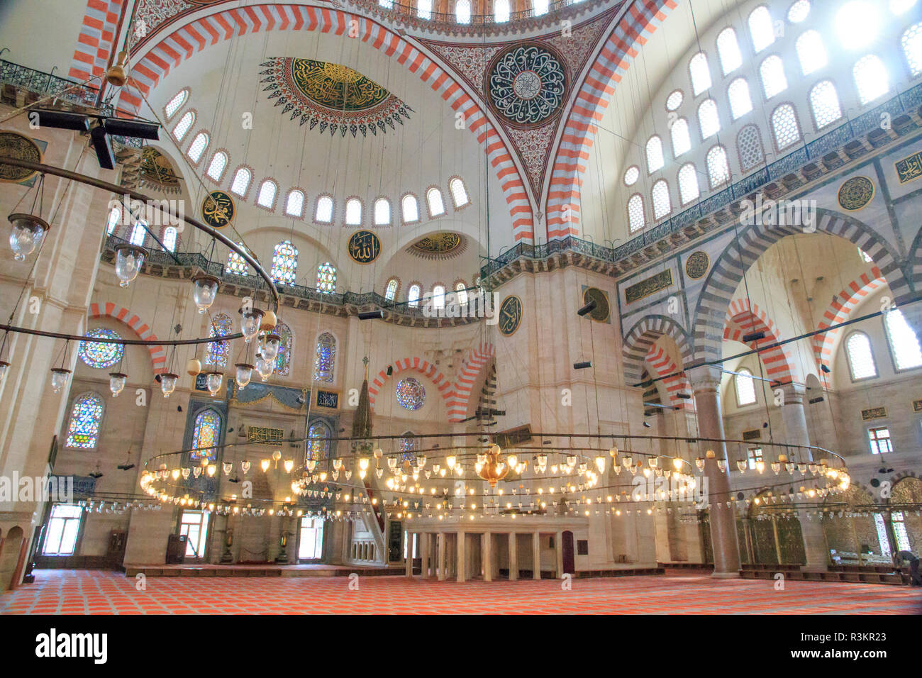 Türkei, Istanbul. Süleymaniye-moschee (Süleymaniye Camii) ist eine Moschee Ottoman Imperial auf der dritten Hügel von Istanbul. Im Inneren der Moschee. Stockfoto