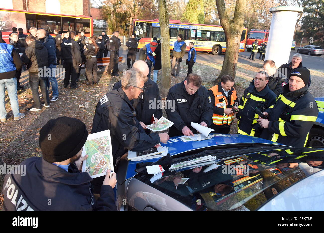 Hanau, Deutschland. 23 Nov, 2018. Polizei bereiten sich Anwohner evakuiert werden, nachdem ein 500-kilo Bombe aus dem Zweiten Weltkrieg gefunden wird. (Dpa' Hanau bereitet sich für Bombenentschärfung" vom 23.11.2018) Credit: Jürgen Mahnke/dpa/Alamy leben Nachrichten Stockfoto