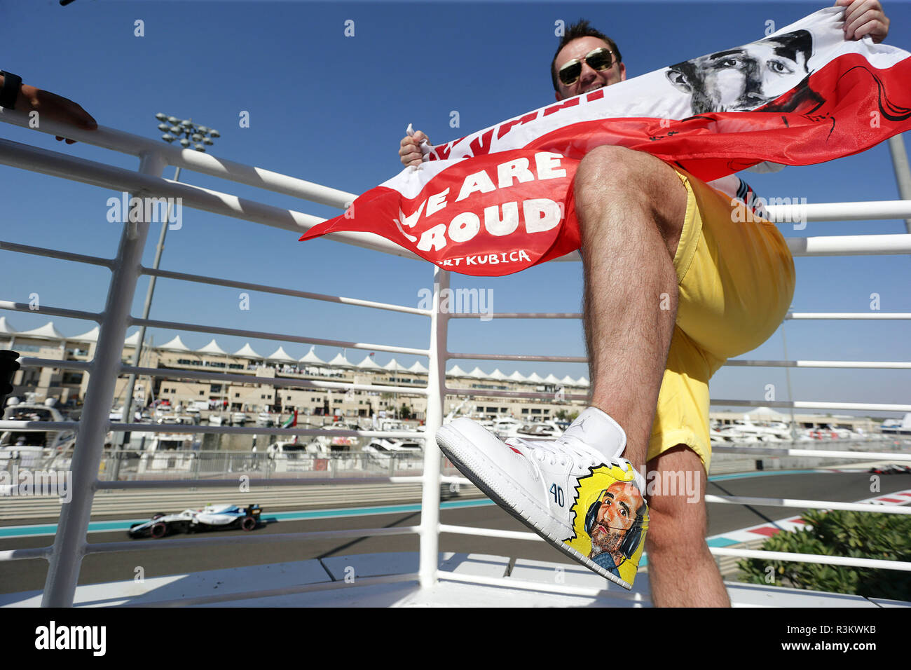 Abu Dhabi, VAE. 23. November 2018. Sport Formel 1 Grand Prix von Abu Dhabi 2018 Im Bild: Robert Kubica (POL) Williams FW41 finden und Entwicklung Fahrer und sein fan Credit: LaPresse/Alamy leben Nachrichten Stockfoto