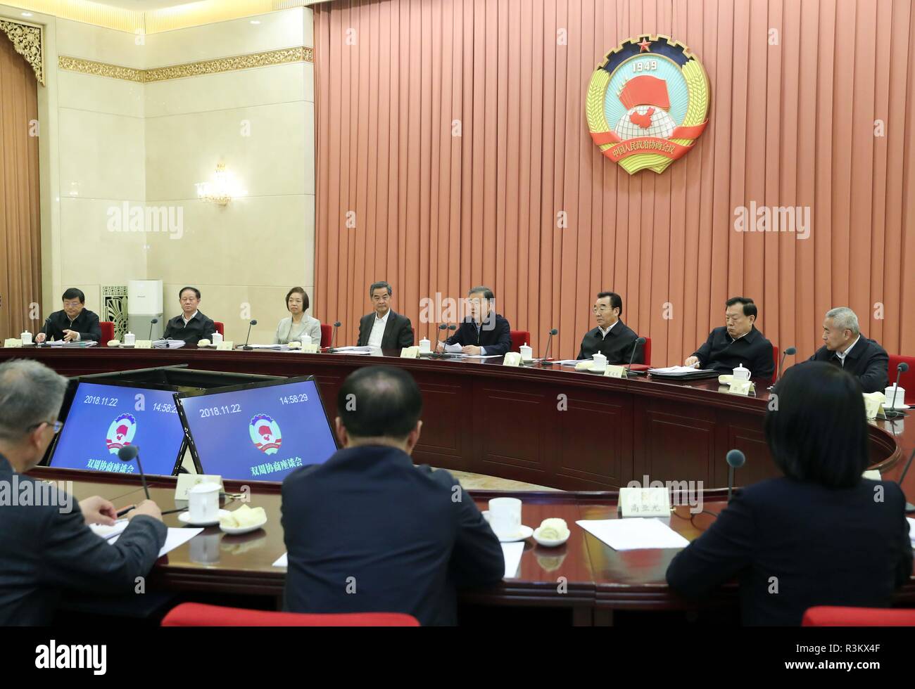(181123) - Peking, November 23, 2018 (Xinhua) - Wang Yang, Mitglied des Ständigen Ausschusses des Politbüros der Kommunistischen Partei Chinas und Vorsitzender des Nationalen Ausschusses der Chinese People's Political Consultative Conference, leitet ein Bi - wöchentliche Beratung zu Fragen der Entwicklung von charakteristischen Städte im Zusammenhang zu diskutieren, in Peking, der Hauptstadt von China, Nov. 22, 2018. (Xinhua / Liu Weibing) (mcg) Stockfoto