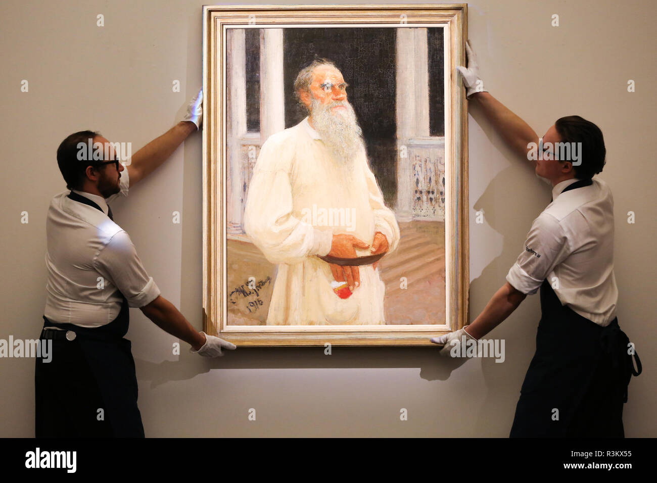 Sotheby's, London, Großbritannien, 23. November 2018 - Techniker hängen "Portrait von Leo Tolstoi" von Ilya Efimovich Repin (Est £ 400.000 £ 600.000) für russische Kunst Woche Sotheby's. Sotheby's Russische Kunst Woche Vorschau bei Sotheby's, Die Auktion findet am 27. November 2018, 10:30 Uhr. Credit: Dinendra Haria/Alamy leben Nachrichten Stockfoto