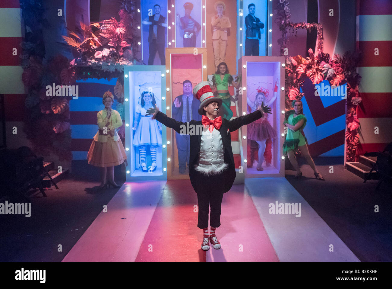 London, Großbritannien. 23. November 2018. Marc Pickering als Katze im Hut und die Besetzung während der fotoshooting Für die Leistung des Immersion Theater der eussical des Musicals "Southwark Playhouse durchführen. Zeigt statt 22. November bis 29. Dezember 2018. Unter der Regie von James Tobias, die phantastische Welt von Dr. Seuss ist, das Leben in einem Musical von Monty Python's Eric Idle konzipiert. Credit: Stephen Chung/Alamy leben Nachrichten Stockfoto