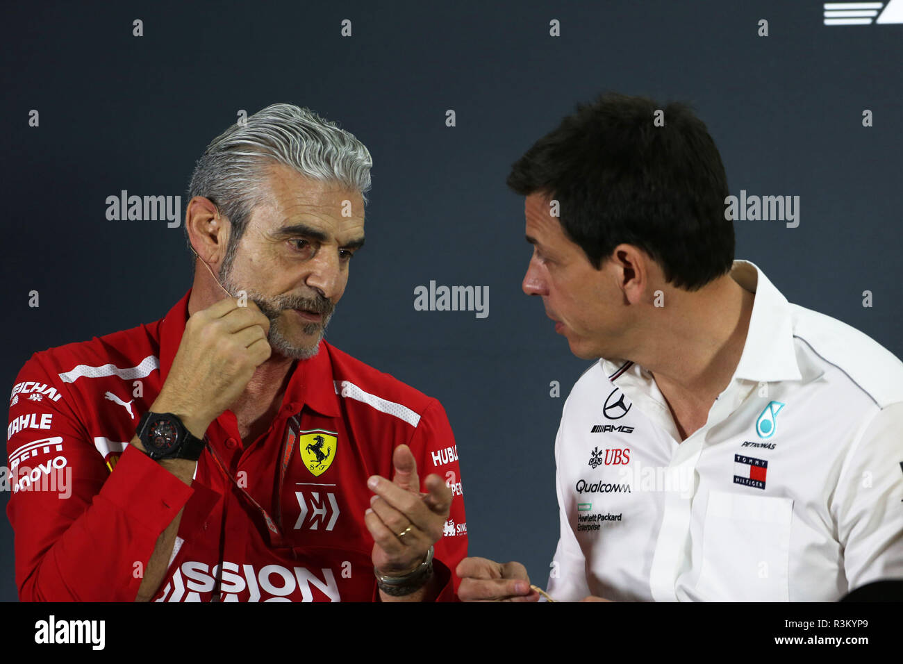 Abu Dhabi, VAE. 23. Nov 2018. Sport Formel 1 Grand Prix von Abu Dhabi 2018 Im Pic: Maurizio Arrivabene (ITA) Ferrari Teamchef und Toto Wolff (GER) Mercedes AMG W 1 Gesellschafter und Geschäftsführer der Credit: LaPresse/Alamy leben Nachrichten Stockfoto