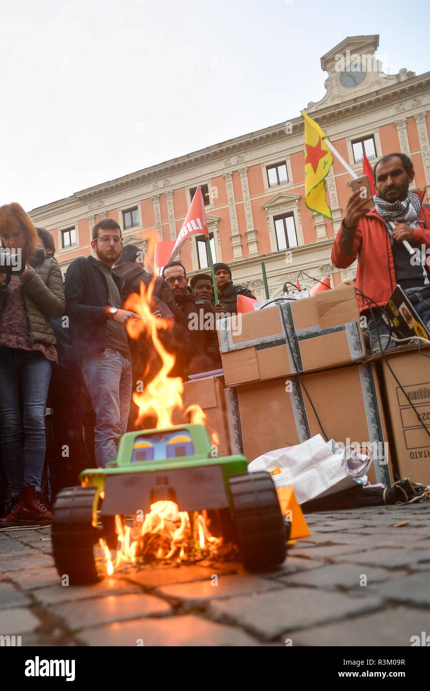 Foto Fabrizio Corradetti/LaPresse 23 Novembre 2018 Roma (Italia) Cronaca Piazza San Silvestro Sitzen in#spegnilamiccia Contro il DL Salvini Nella Foto: Una ruspa giocattolo viene bruciata Stockfoto