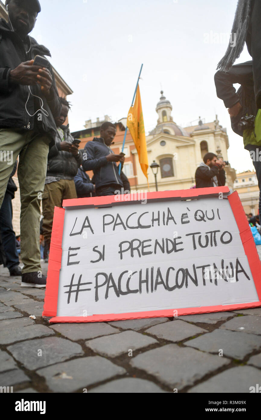 Foto Fabrizio Corradetti/LaPresse 23 Novembre 2018 Roma (Italia) Cronaca Piazza San Silvestro Sitzen in#spegnilamiccia Contro il DL Salvini Nella Foto: Cartello Stockfoto