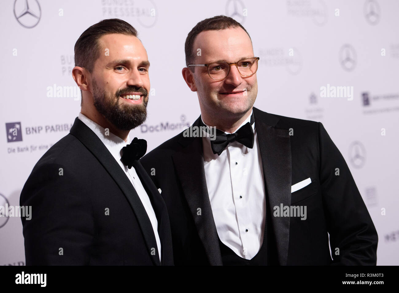 Berlin, Deutschland. 23 Nov, 2018. Jens Spahn (CDU, r), Bundesminister für Gesundheit, und seine Frau Daniel Funke kommen im Hotel Adlon für die 67Th Bund drücken Sie die Kugel über den Roten Teppich. Credit: Gregor Fischer/dpa/Alamy leben Nachrichten Stockfoto