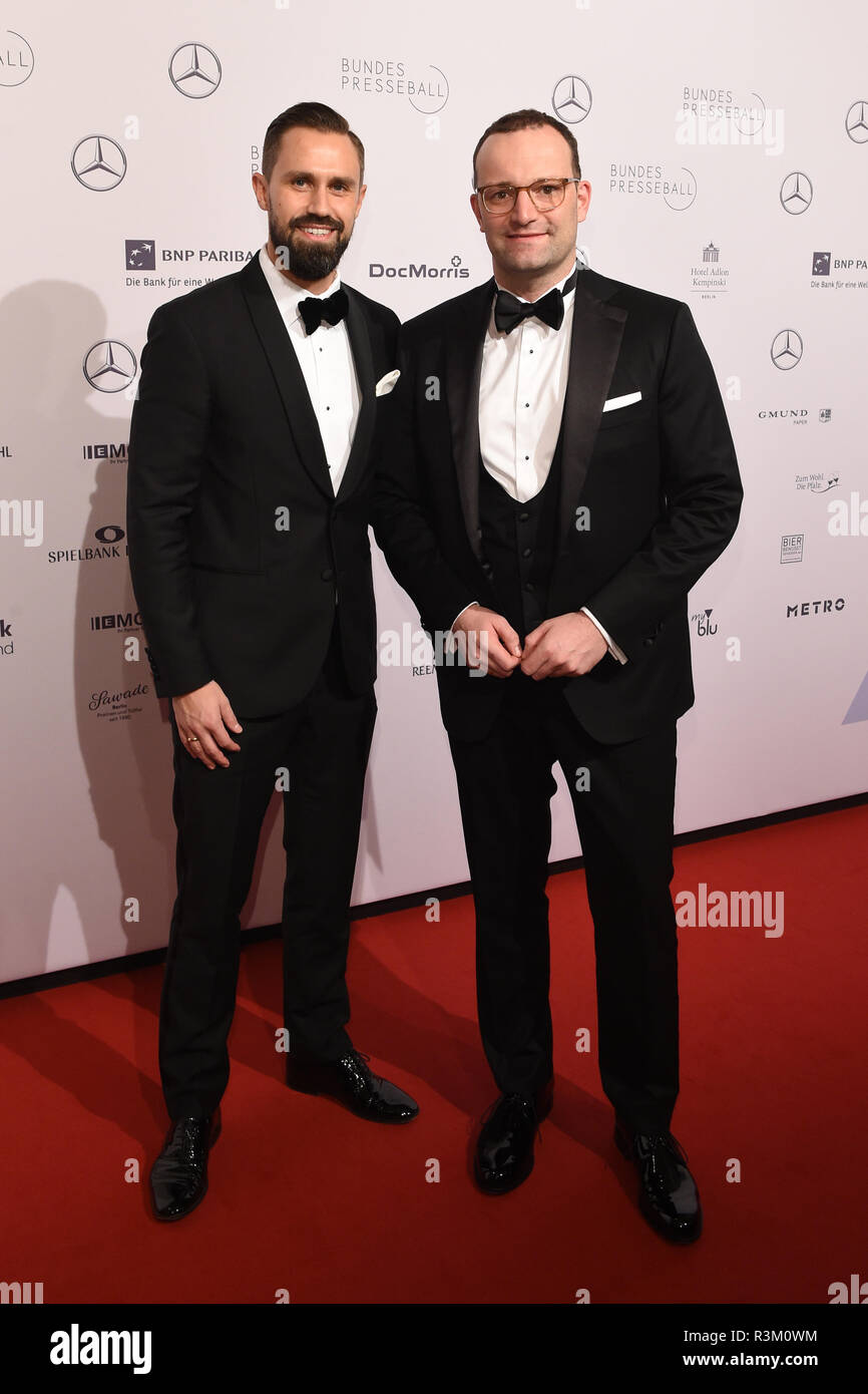 Berlin, Deutschland. 23 Nov, 2018. Jens Spahn (CDU, r), Bundesminister für Gesundheit, und seine Frau Daniel Funke kommen im Hotel Adlon für die 67Th Bund drücken Sie die Kugel über den Roten Teppich. Credit: Gregor Fischer/dpa/Alamy leben Nachrichten Stockfoto