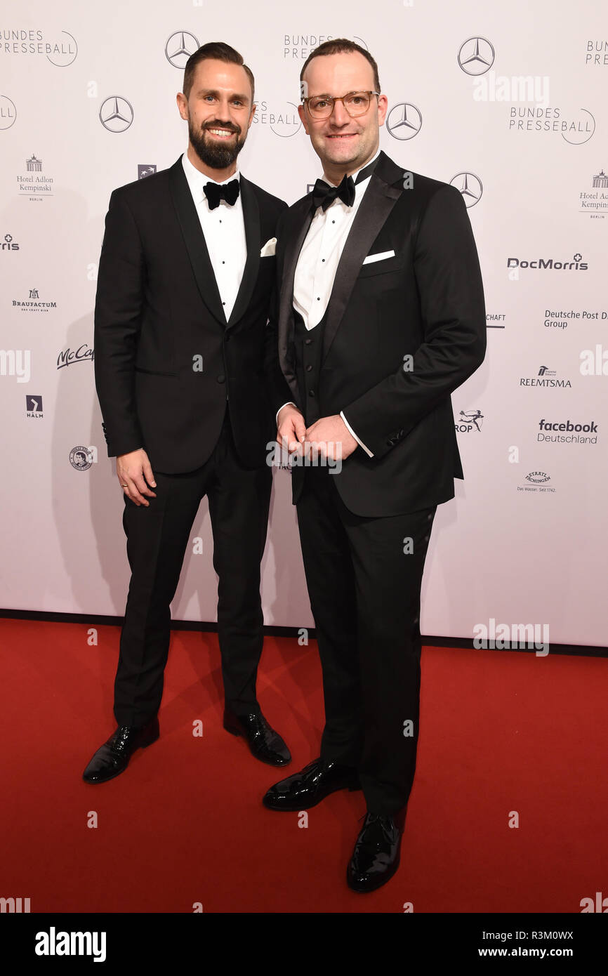 Berlin, Deutschland. 23 Nov, 2018. Jens Spahn (CDU, r), Bundesminister für Gesundheit, und seine Frau Daniel Funke kommen im Hotel Adlon für die 67Th Bund drücken Sie die Kugel über den Roten Teppich. Credit: Gregor Fischer/dpa/Alamy leben Nachrichten Stockfoto