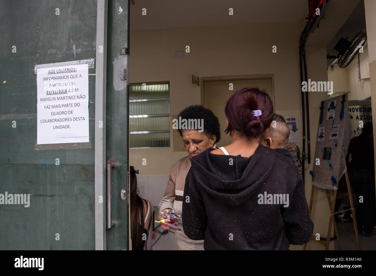 23. November 2018, Brasilien, Sao Paulo:' informieren wir Sie, dass Dr. med. Mayelin Martinez ist nicht mehr in diesem Center arbeiten vom 21.11.", sagt ein Hinweis auf den Eingang eines medizinischen Praxis in Itaquaquecetuba, Sao Paulo. Nach dem Ende des Programms der Kubanischen "mehr Ärzte in Brasilien, bekannt als Ergebnis einer politischen Auseinandersetzung, Kuba hat begonnen Mehr als 8000 Ärzte und Krankenschwestern aus Brasilien zu entziehen und sie nach Hause zu bringen. Die region Itaquaquecetuba gezählt mit über 18 kubanische Ärzte. Nach brasilianischen Quellen, die Kubaner zur Verfügung medizinische Versorgung für rund 63 Millionen Menschen, vor allem in abgelegenen und Stockfoto