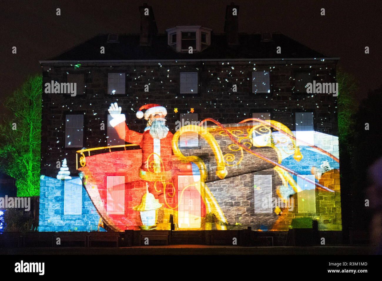 Edinburgh, Schottland, Großbritannien. 23. November 2018. Weihnachten im Botanik öffnet sich an der Royal Botanic Garden Edinburgh. Die jährliche Nacht Veranstaltung verfügt über einen beleuchteten Weg durch die Gärten mit über einer Million Lichtern. Bild, Liebe Santa Animation. Projektion auf der Fassade von inverleith House. Von Ross Ashton konzipiert. Credit: Iain Masterton/Alamy leben Nachrichten Stockfoto