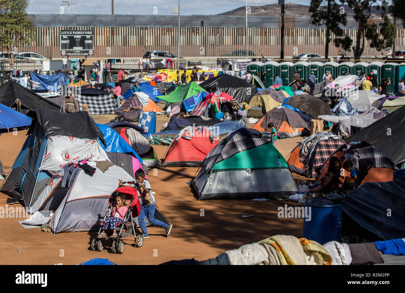 Tijuana Mexiko 23 Nov 2018 Ein Kind Druckt Auf Einem Kinderwagen Durch Zelte Und Schlafmatten Auf