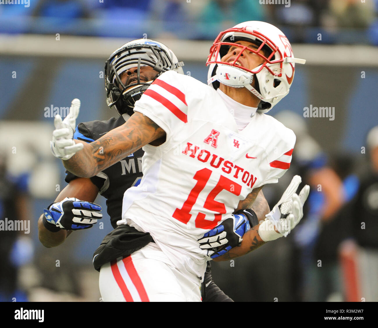 Memphis, TN, USA. 23 Nov, 2018. Houston wide Receiver, RAELON SINGLETON (15), blickt zurück auf den Pass wie die Memphis Tigers Verteidigung versucht, ihn zu decken, während der NCAA Division I football Spiel zwischen der Universität von Houston Cougars und die Memphis Tigers an Liberty Bowl Stadion in Memphis, TN. Memphis besiegt Houston, 52-31. Kevin Langley/CSM/Alamy leben Nachrichten Stockfoto