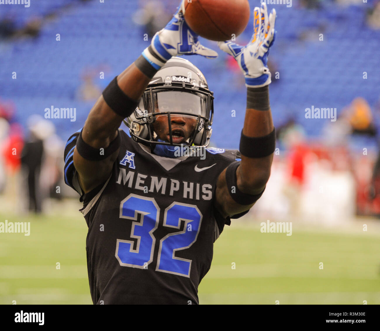 November 23, 2018: Memphis Tigers Defensive zurück, JACOBI FRANCIS (32), zieht sie die Kugel, während der NCAA Division I football Spiel zwischen der Universität von Houston Cougars und die Memphis Tigers an Liberty Bowl Stadion in Memphis, TN. Houston führt Memphis an der Hälfte, 21-17. Kevin Langley/CSM Stockfoto