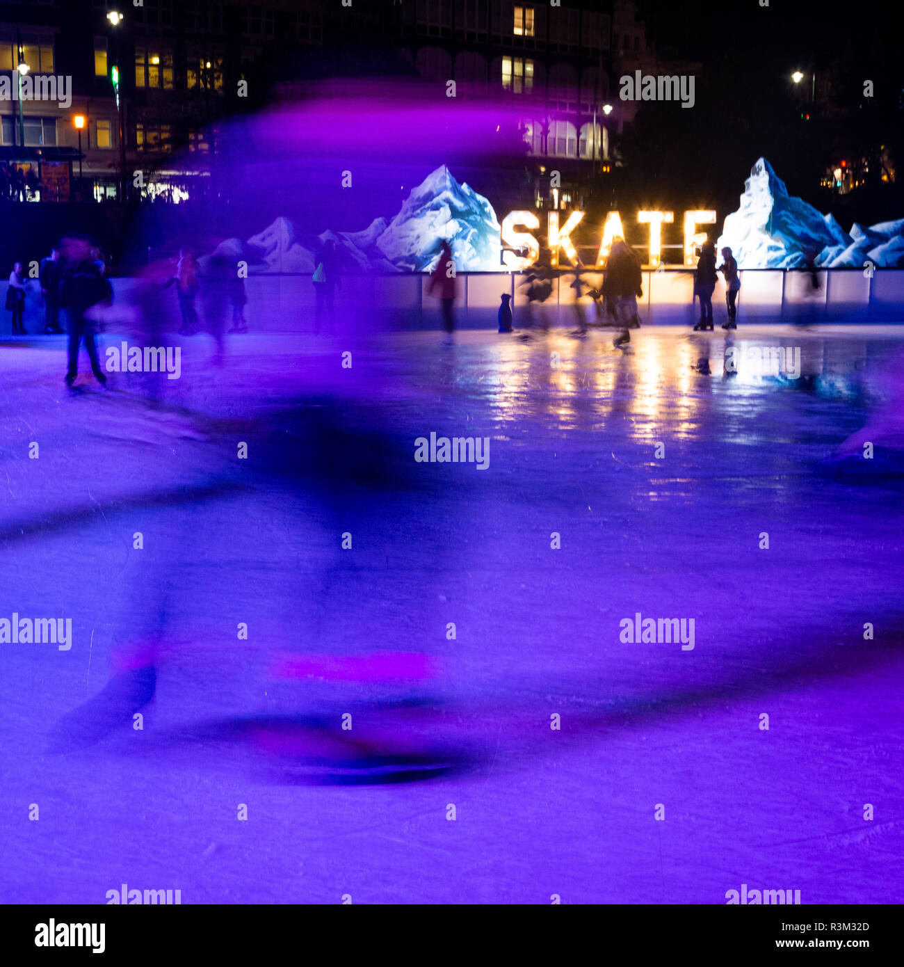 Bewegungsunschärfe auf Eis Skater, wie sie um eine Eisbahn in Bournemouth, Dorset, England, UK skate Stockfoto