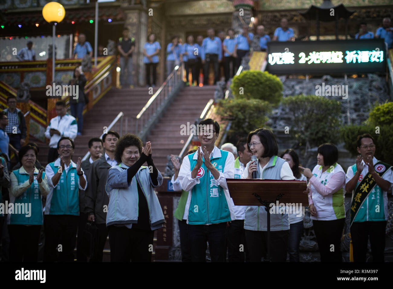 Kaohsiung, Taichung, Taiwan. 23 Nov, 2018. Kaohsiung bürgermeisterkandidat Chen Chi-Mai (Mitte) von der regierenden Demokratischen Fortschrittspartei und Präsident Tsai Ing-wen (mitte-rechts) beobachtet, als er an einem Tempel auf Wahl Eva. Kaohsiung OB-Kandidaten der Regierungspartei und der Opposition ihre letzten verzweifelten Effekt zu Kampagne für den hart umkämpften mayoral Office von Kaohsiung. Taiwan ging an die Umfragen in den lokalen Wahlen, wurde allgemein als Test für den amtierenden Präsidenten Tsai Ing-wen gesehen. Credit: Stanley Leung/SOPA Images/ZUMA Draht/Alamy leben Nachrichten Stockfoto