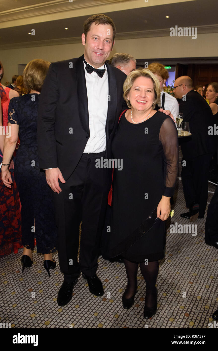 Berlin, Deutschland. 23 Nov, 2018. Lars Klingbeil (L-R), Generalsekretär der SPD, und Svenja Schulze (SPD), Bundesminister für Umwelt, Naturschutz und Reaktorsicherheit, in der 67. Bundes drücken Sie die Kugel nehmen Sie im Hotel Adlon. Credit: Gregor Fischer/dpa/Alamy leben Nachrichten Stockfoto