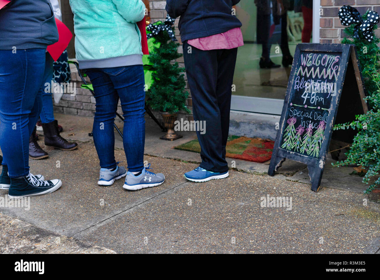 Vernon, Alabama, USA. 23 Nov, 2018. Die ersten zwei Damen, von rechts nach links, wurden bei ca. 10:30 Uhr $ 75 Geschenk Beutel an Meine Boutique in Vernon, Alabama angeboten zu bekommen. Die Boutique hatte es Schwarz ist am Freitag von 4:00 bis 20:00 Uhr am Freitag, 23. November 2018. Quelle: Tim Thompson/ZUMA Draht/Alamy leben Nachrichten Stockfoto