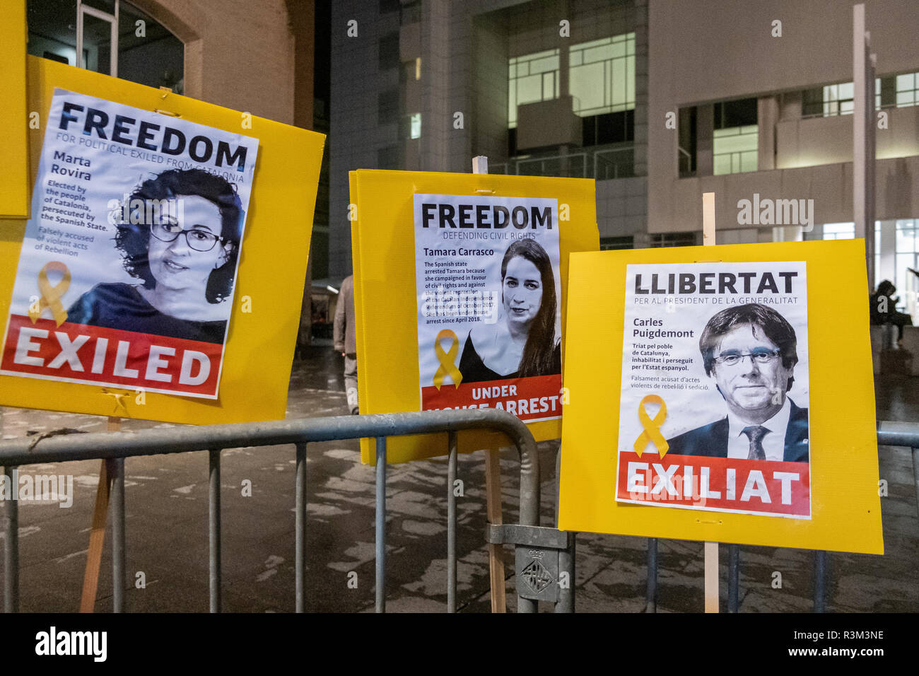 Mehrere Plakate mit der Forderung nach Freilassung der Katalanischen politische Gefangene werden während der Rallye gesehen. Organisiert von den Bewohnern der beliebten Viertel El Raval und mit Unterstützung der Angehörigen der Katalanischen politischen Gefangenen haben einen Weihnachtsbaum in der Unterstützung der Gefangenen und die während der katalanischen Unabhängigkeit Prozess verbannt zu verzieren. Stockfoto