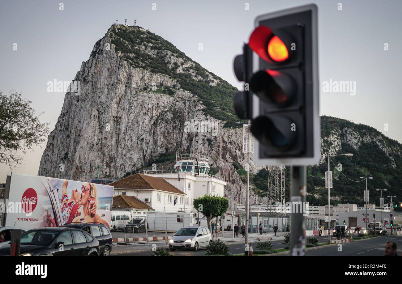 23. November 2018, Spanien, La Linea de la Konzeption: eine Ampel an der Grenze zwischen der spanischen La Linea de la Konzeption und Gibraltar ist rot. Dahinter sehen Sie den Felsen von Gibraltar. Nach der umfassenden Abkommen zwischen Großbritannien und der Europäischen Union, Gibraltar - der affenfelsen - ist einer der letzten Stolpersteine vor dem Abschluss eines umfassenden Abkommens Brexit am Sonntag. Foto: Frank Rumpenhorst/dpa Stockfoto