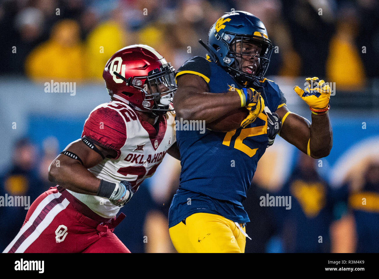 West Virginia Bergsteiger wide receiver Gary Jennings Jr (12) und die Oklahoma Sooners Sicherheit Delarrin Turner-Yell (32) während der NCAA College Football Spiel zwischen dem Oklahoma Sooners und die West Virginia Bergsteiger am Freitag, 23. November 2018 in Mailand Puskar Stadium in Morgantown, West Virginia. Jakob Kupferman/CSM Stockfoto