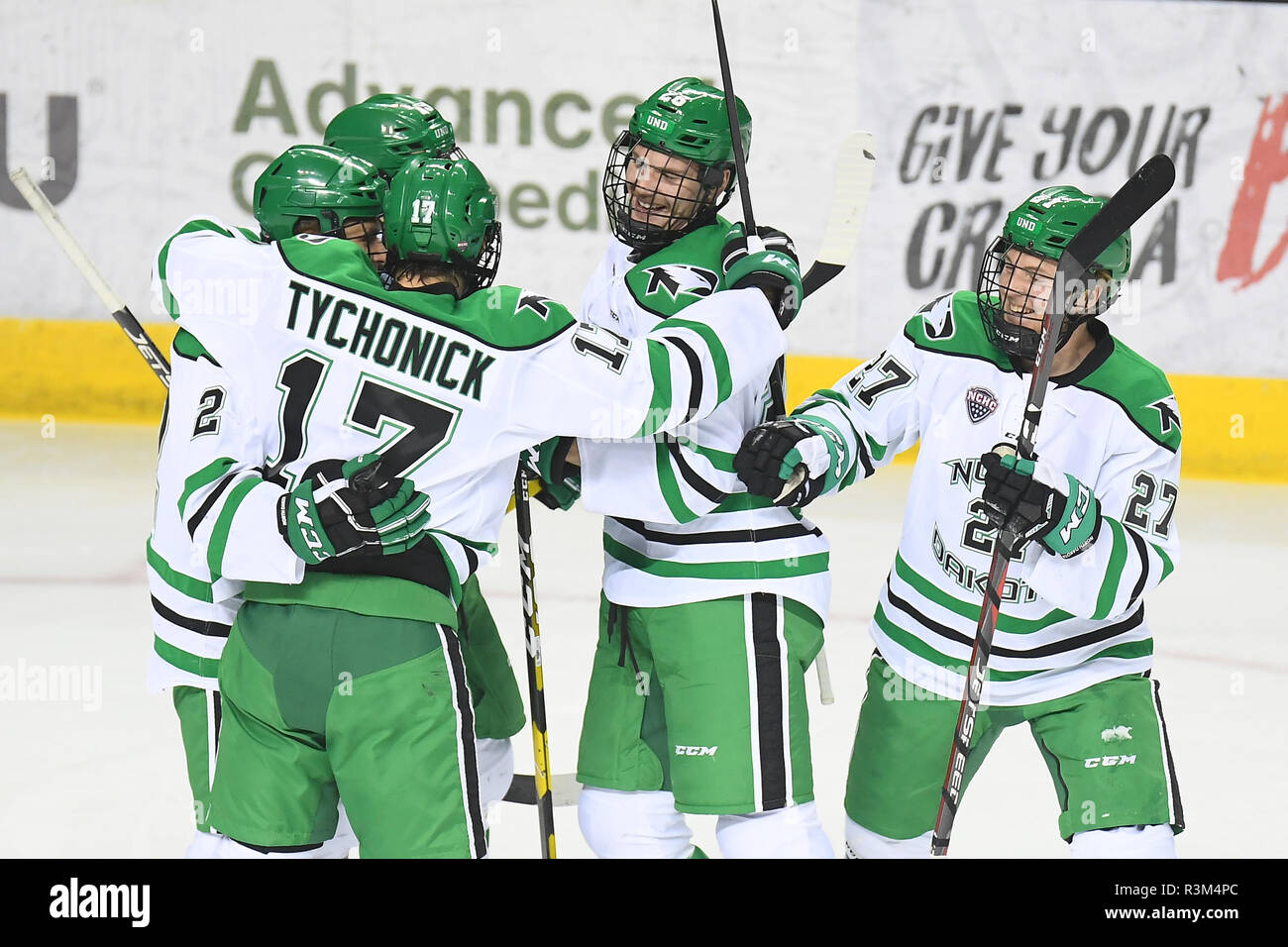 November 23, 2018 North Dakota Spieler feiern aNorth Dakota kämpfenden Falken nach vorn Ludvig Hoff (27) Ziel während der NCAA Men's College Hockey Spiel zwischen den Alaska Anchorage Seawolves und von der Universität von North Dakota Kampf gegen die Falken an der Ralph Engelstad Arena in Grand Forks, ND. North Dakota gewann 5-2. Foto von Russell Hons/CSM Stockfoto