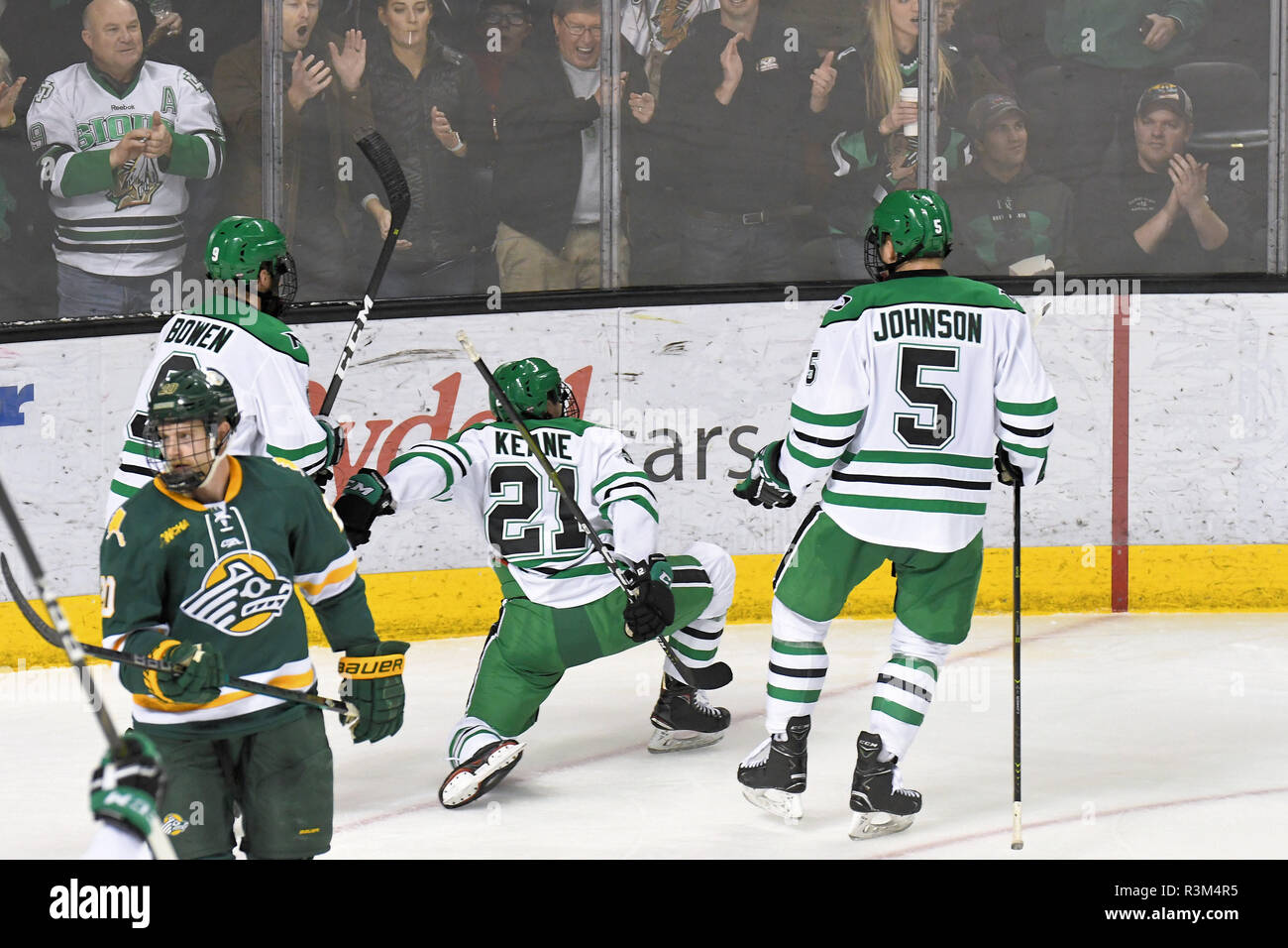 November 23, 2018 North Dakota kämpfenden Falken nach vorn Jackson Keane (21) feiert seinen ersten Stiftskirche Ziel zählen während der NCAA Men's College Hockey Spiel zwischen den Alaska Anchorage Seawolves und von der Universität von North Dakota Kampf gegen die Falken an der Ralph Engelstad Arena in Grand Forks, ND. North Dakota gewann 5-2. Foto von Russell Hons/CSM Stockfoto