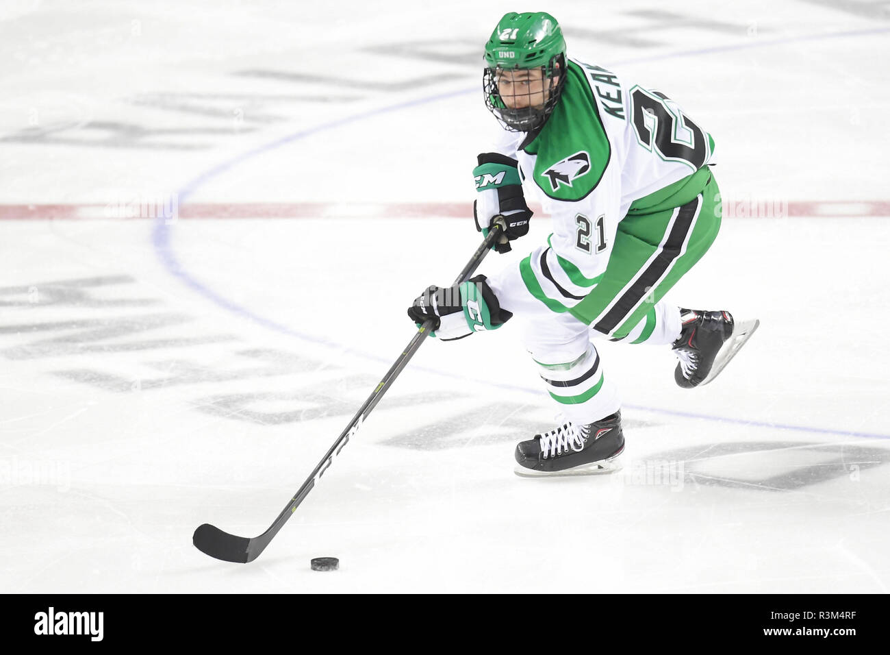 November 23, 2018 North Dakota kämpfenden Falken nach vorn Jackson Keane (21) Kufen dem Puck auf dem Eis während der NCAA Men's College Hockey Spiel zwischen den Alaska Anchorage Seawolves und von der Universität von North Dakota Kampf gegen die Falken an der Ralph Engelstad Arena in Grand Forks, ND. North Dakota gewann 5-2. Foto von Russell Hons/CSM Stockfoto