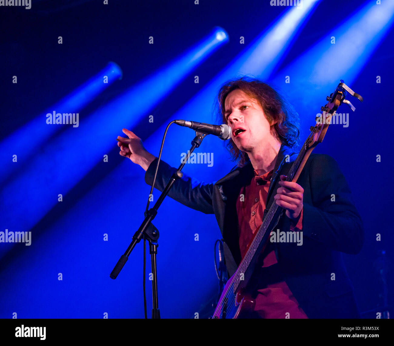 Leith, Edinburgh, Schottland, Großbritannien, 23. November 2018. EH6 Music Festival: Das Krafty Brew EH6 Festival, das erst im zweiten Jahr stattfindet, ist ein Live-Musikfestival mit einigen der großen Namen und besten Musiktalente Schottlands. An 3 Tagen gibt es im historischen Leith Theater (eröffnet 1932) eine Reihe von über 100 Acts. Performance auf der Bühne der Band Miracle Glass Company mit William Douglas, Sänger und Bassgitarrist Stockfoto