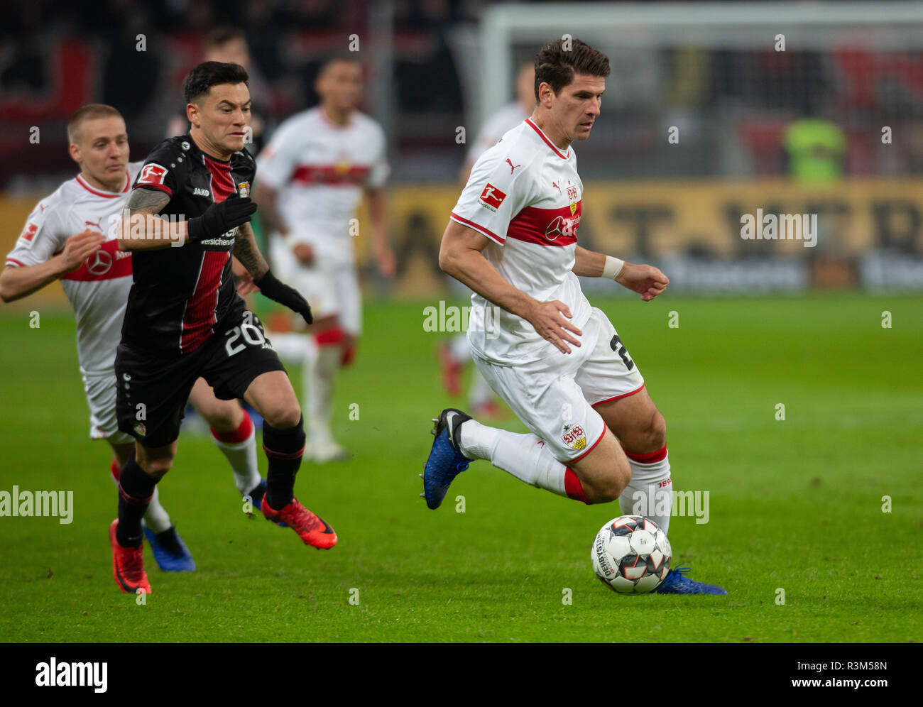 Leverkusen, 23. November 2018, Bundesliga, Bayer 04 Leverkusen vs VfB Stuttgart: Charles Aranguiz (B04), Mario Gomez (VfB) im Wettbewerb. Credit: Jürgen Schwarz/Alamy leben Nachrichten Stockfoto