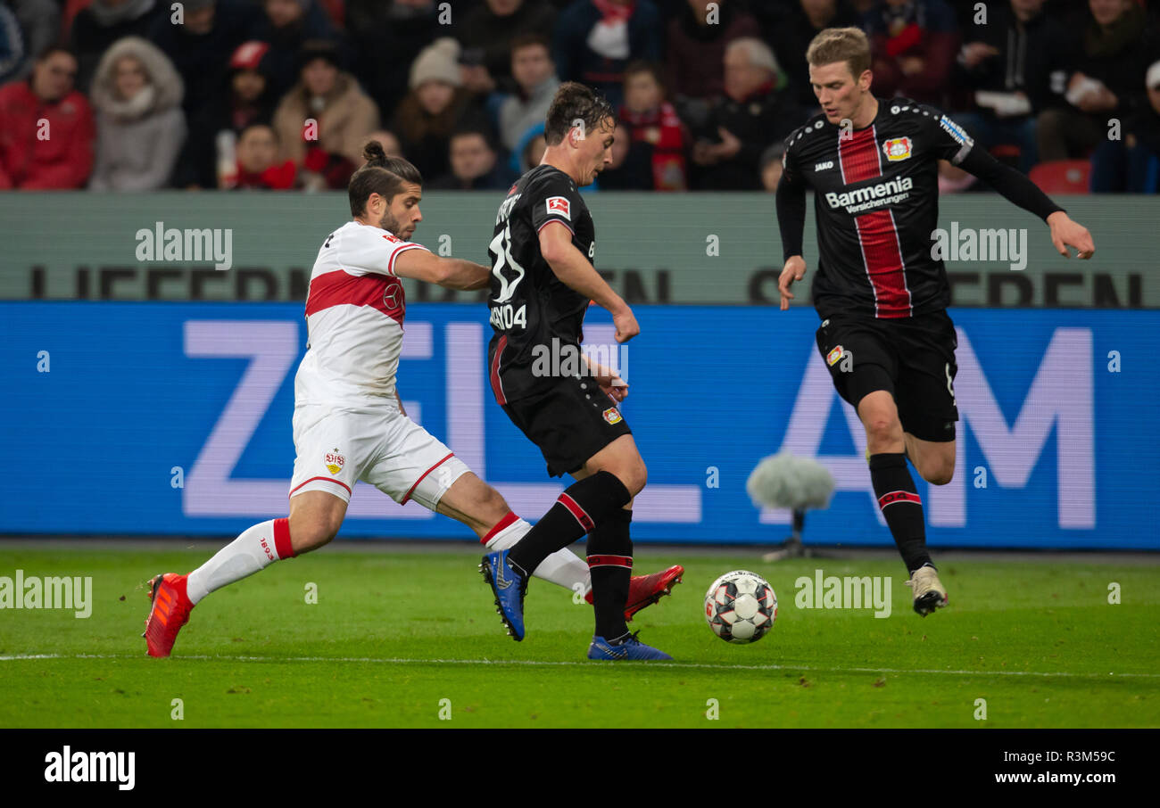 Leverkusen, 23. November 2018, Bundesliga, Bayer 04 Leverkusen vs VfB Stuttgart: Emiliano Adriano Insua (VfB), Julian Baumgartlinger (B04), Lars Bender (B04) im Wettbewerb. Credit: Jürgen Schwarz/Alamy leben Nachrichten Stockfoto