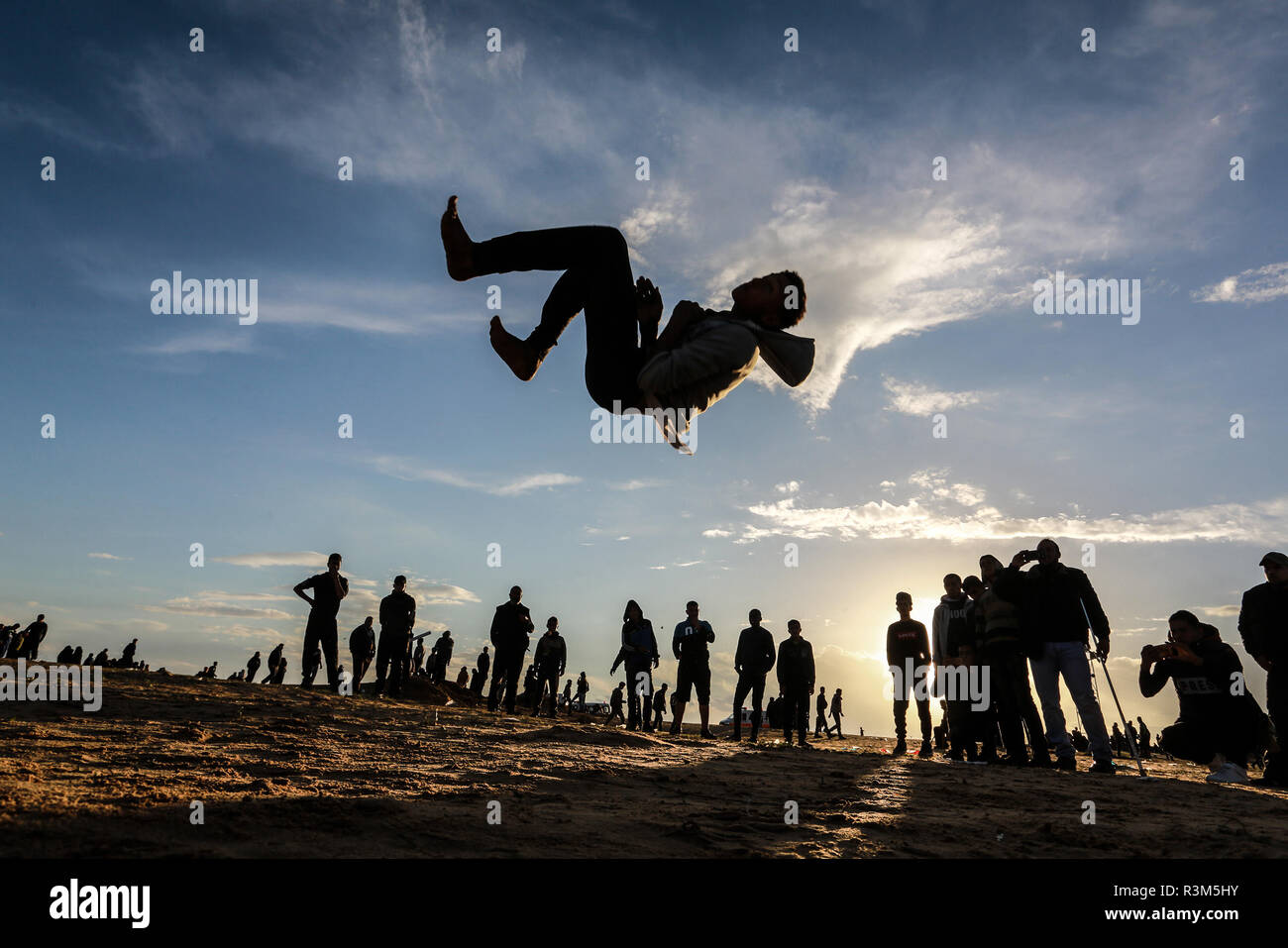 Gaza, Palästinensische Gebiete - 23. November 2018. Palästinenser spielen Parkour während ihrer Teilnahme an der Demonstration "Mehr Rendite Marchs' in der Nähe der Grenze mit Israel und Gaza, im Osten von Rafah im südlichen Gazastreifen, am 23. November 2018. © ABED Rahim Khatib/Erwachen/Alamy leben Nachrichten Stockfoto