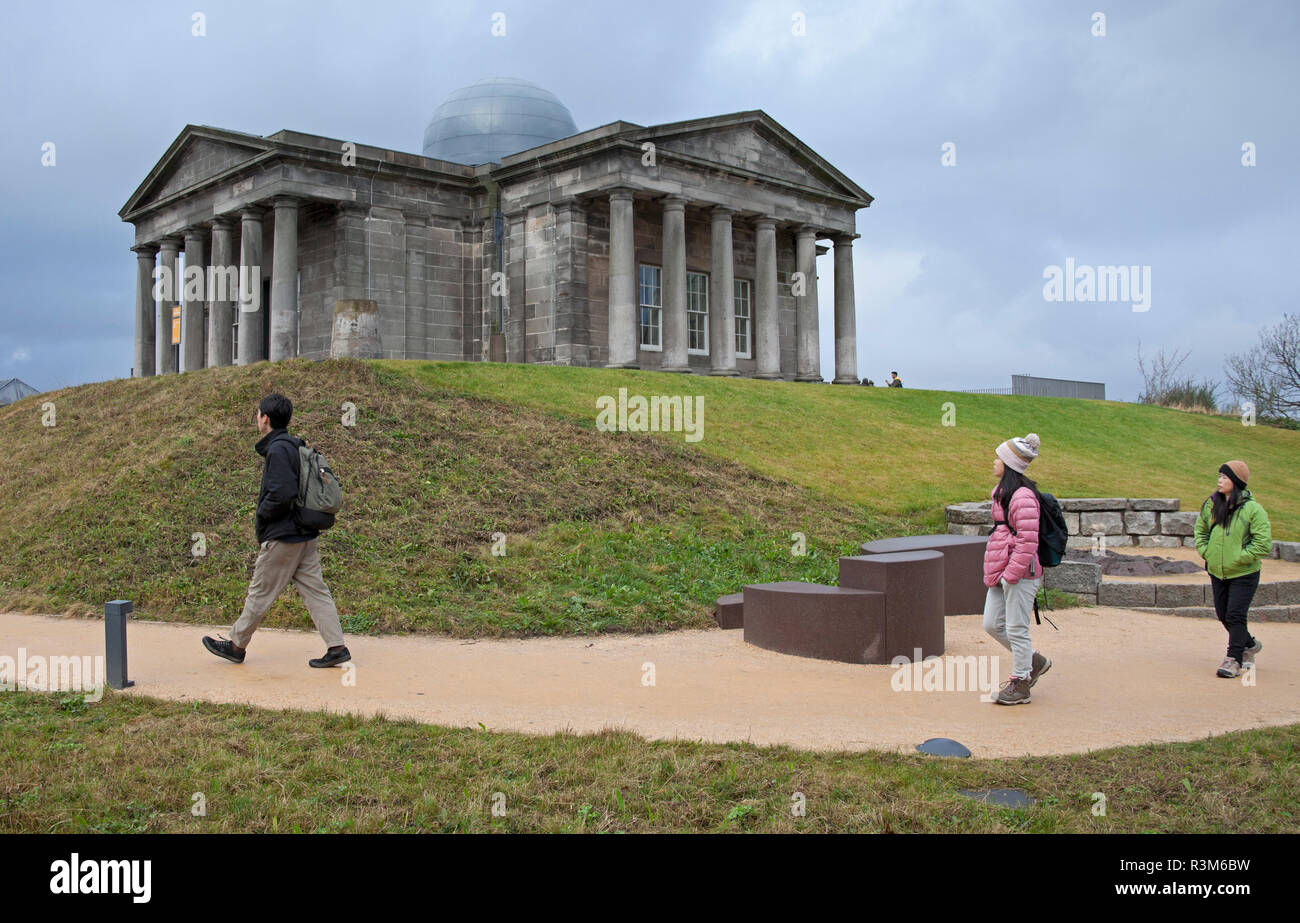 Edinburgh, Schottland, Großbritannien, 24. November 2018. öffnung Tag, während der ersten Stunde ein Trickle der Besucher eher als eine Warteschlange besuchte den Calton Hill, der das neu konvertierte Stadt Informationsstelle komplexe vom Architekten William Henry Playfair, ergab, dass die meisten Besucher Touristen waren eher als Einheimische. Der Schauplatz eröffnet heute mit neuen Kunstgalerie und Restaurant mit Panoramablick auf die schottische Hauptstadt. Die £ 4,5 Millionen Projekt, wurde zum ersten Mal der Öffentlichkeit heute geöffnet, es hat auch ein neues Zuhause für die Kollektive Gallery erstellt. Stockfoto