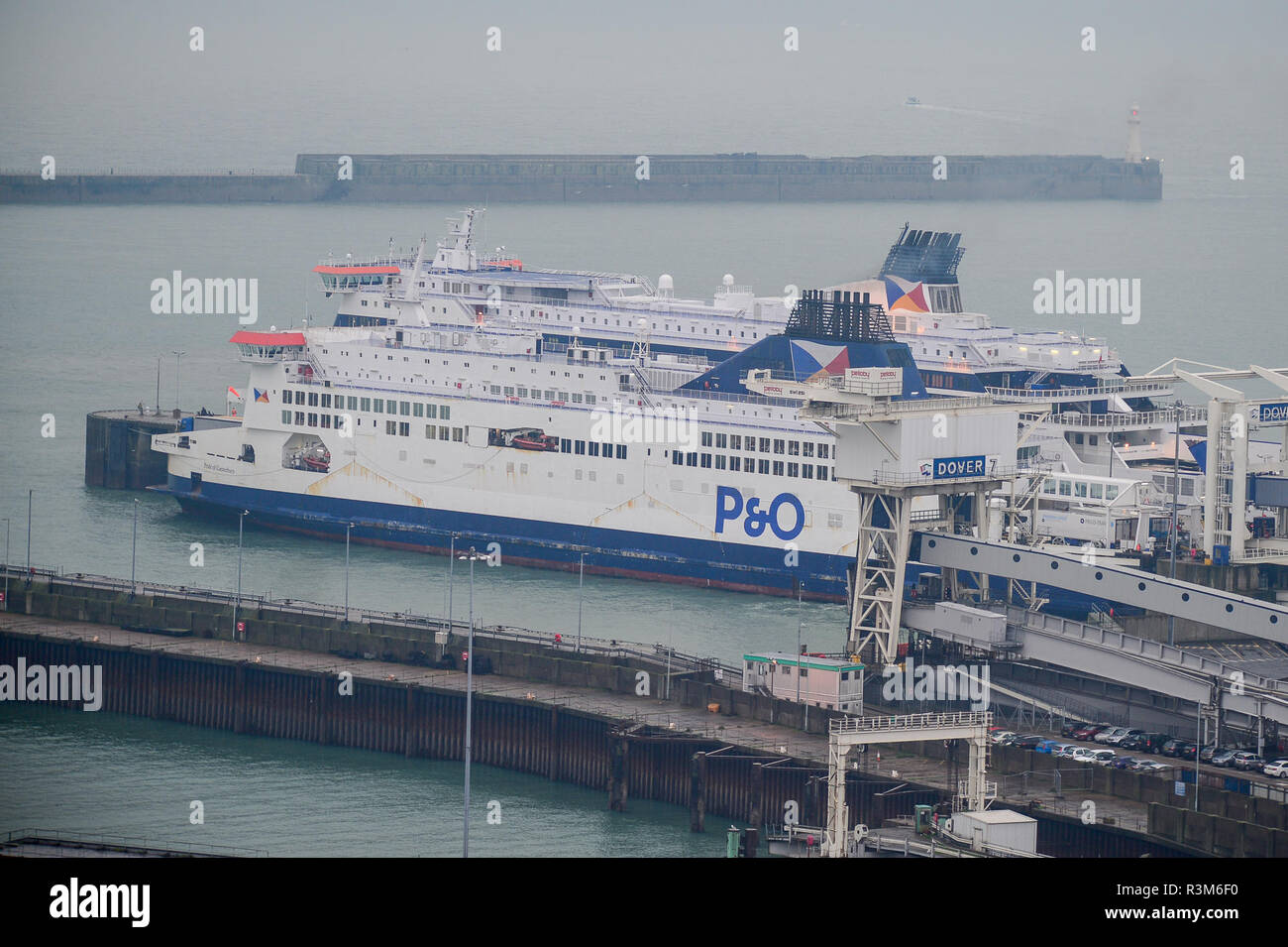 Dover, Kent, Großbritannien, 24. November 2018. Cross Channel Fähren ankommen und vom Hafen von Dover fahren. Dover ist derzeit einen dramatischen Anstieg in der Anzahl der versuchten Abfahrten von illegalen Einwanderern verzweifelt die UK zu erreichen. Credit: Graham Mitchell/Alamy leben Nachrichten Stockfoto