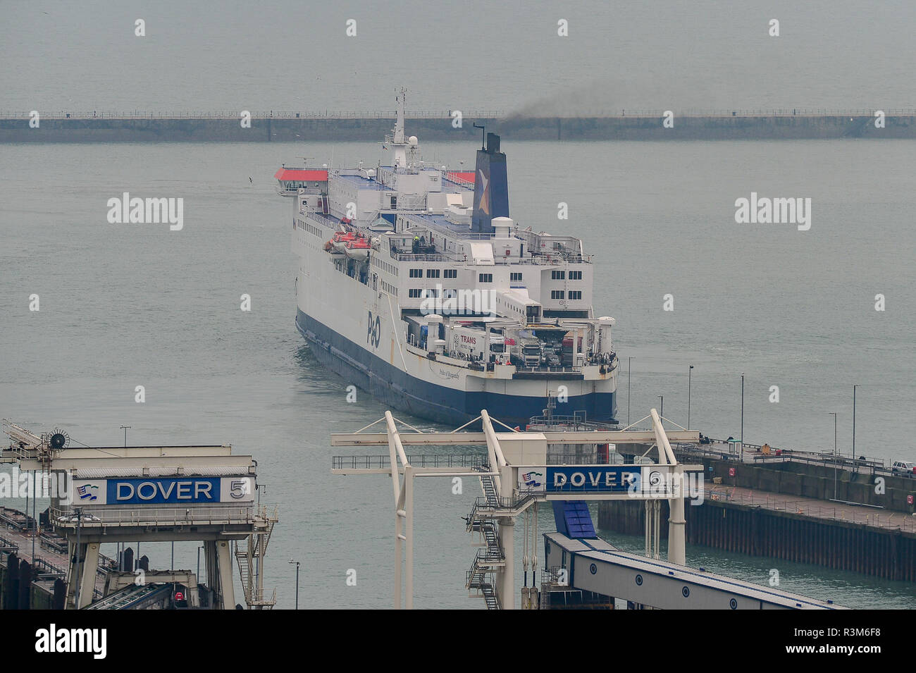 Dover, Kent, Großbritannien, 24. November 2018. Cross Channel Fähren ankommen und vom Hafen von Dover fahren. Dover ist derzeit einen dramatischen Anstieg in der Anzahl der versuchten Abfahrten von illegalen Einwanderern verzweifelt die UK zu erreichen. Credit: Graham Mitchell/Alamy leben Nachrichten Stockfoto