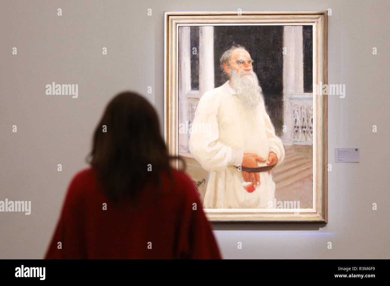 London, Großbritannien. 23 Nov, 2018. Eine Frau ist für russische Kunst Woche Sotheby's gesehen das Anzeigen einer Portrait von Leo Tolstoi von Ilya Efimovich Repin (est Â £ 400.000 £ 600.000). Die Auktion für Russische Bilder auf den 27. November 2018 von Sotheby's in London stattfindet. Credit: Dinendra Haria/SOPA Images/ZUMA Draht/Alamy leben Nachrichten Stockfoto