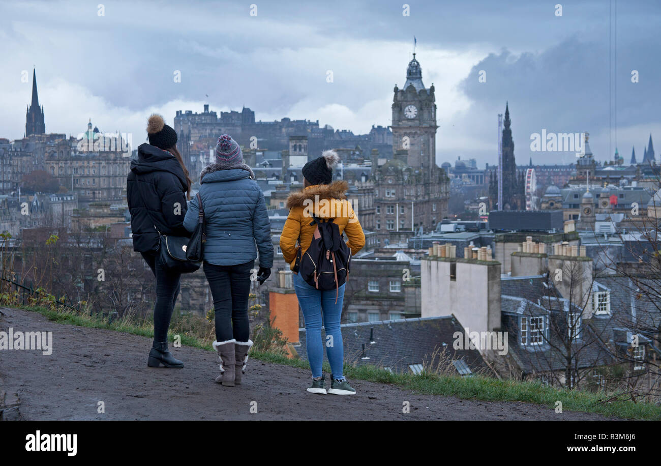 Edinburgh, Schottland, Großbritannien, 24. November 2018. Wetter, nach einem sehr nassen Woche in die schottische Hauptstadt, am Samstag begann in ähnlicher Weise diese Touristen und Bewohner gleich Gruß mit frühen Heavy Rain und bleiernen Himmel. Stockfoto