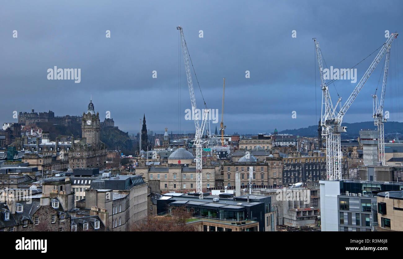Edinburgh, Schottland, Großbritannien, 24. November 2018. Der bleiernen Himmel, oberhalb der Burg, in die Innenstadt und Baukräne in der Princes Street. Stockfoto