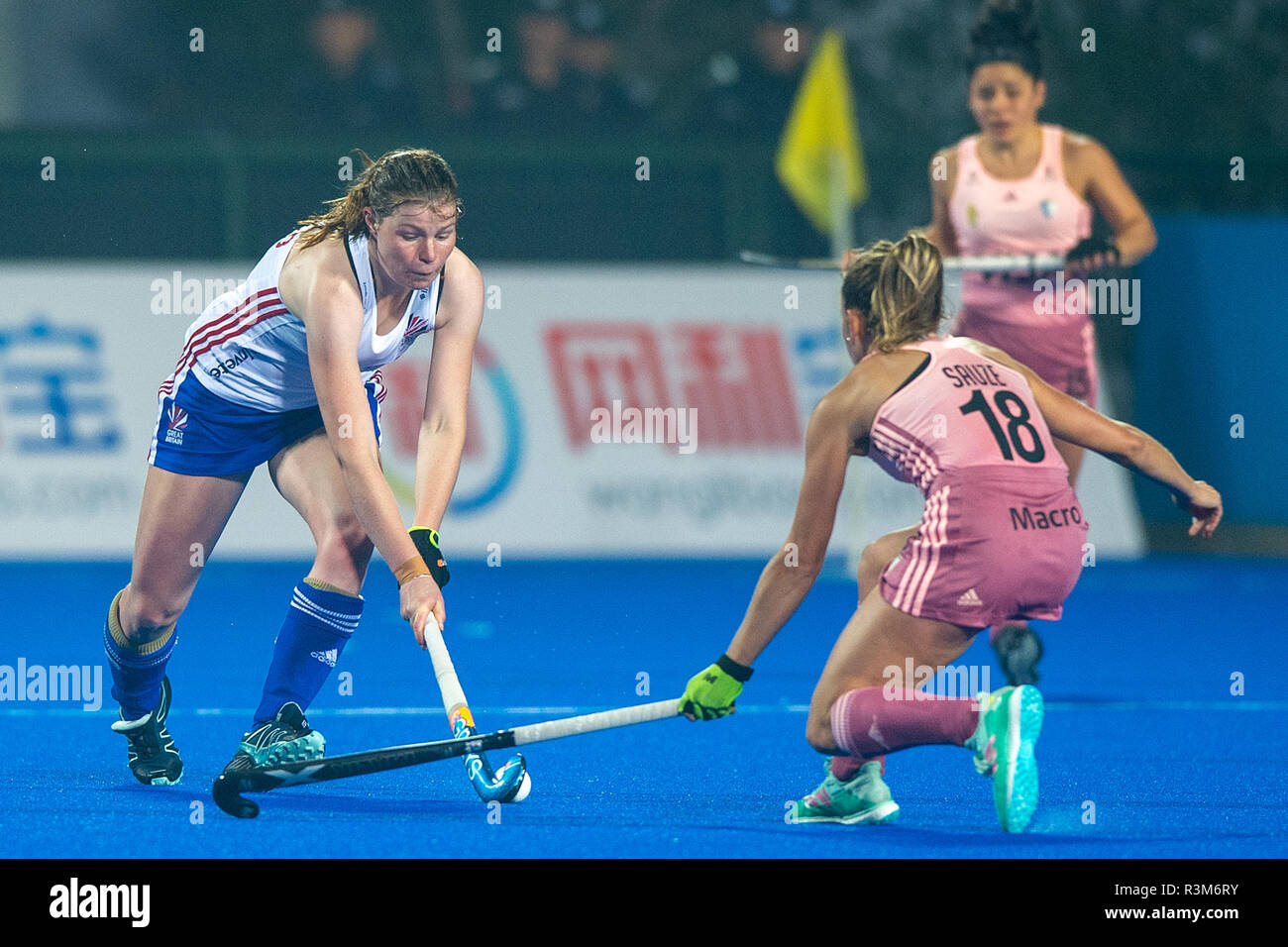 Changzhou, China, 24. November 2018 Champions Trophy: Grossbritannien v Argentinien Tessa Howard von Großbritannien, Victoria Sauze von Argentinien Credit: Orange Bilder vof/Alamy leben Nachrichten Stockfoto