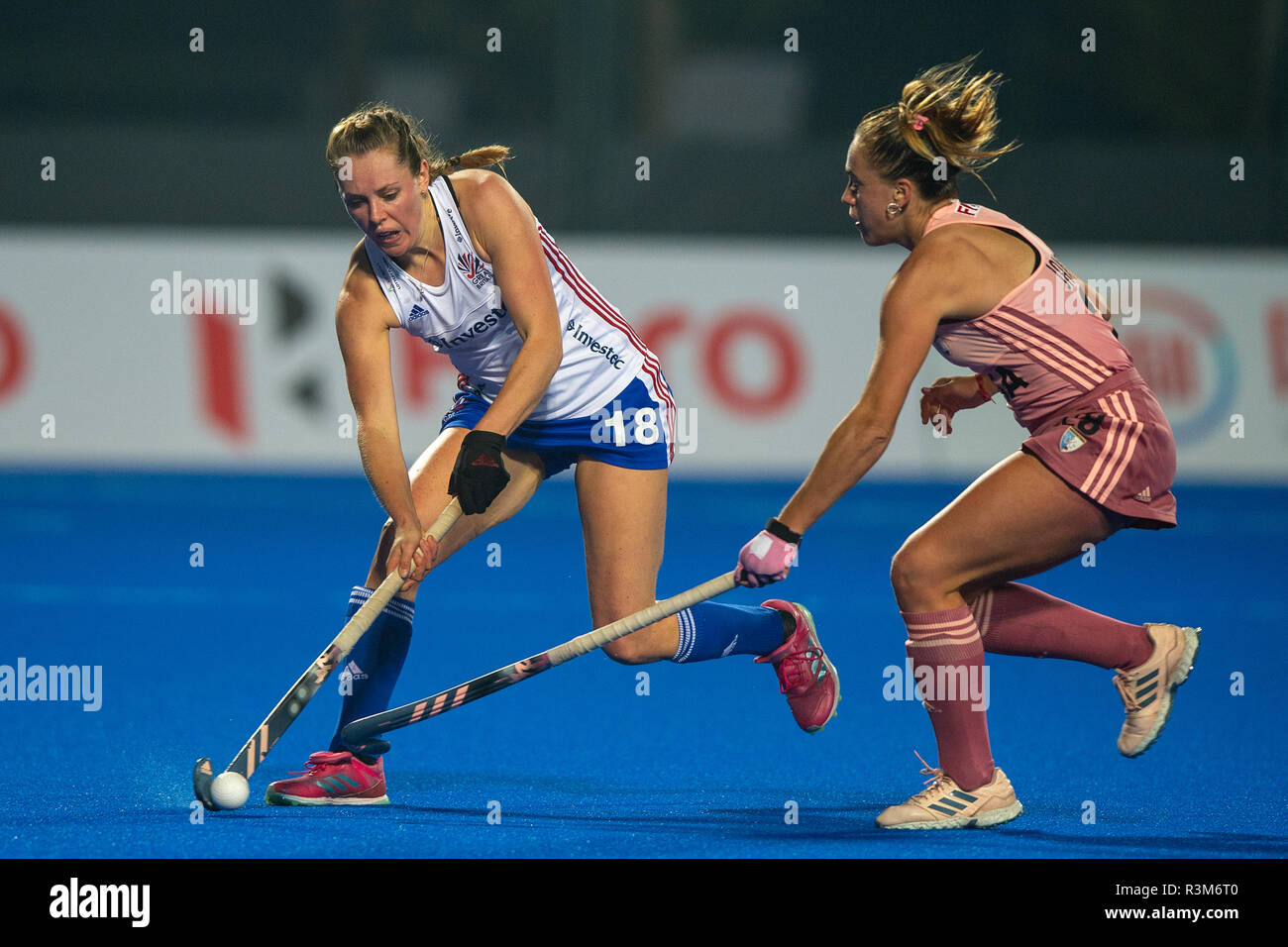 Changzhou, China, 24. November 2018 Champions Trophy: Grossbritannien v Argentinien Giselle Ansley von Großbritannien, Julieta Jankunas von Argentinien Credit: Orange Bilder vof/Alamy leben Nachrichten Stockfoto