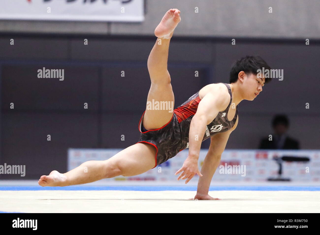 Takasaki Arena, Gunma, Japan. 23 Nov, 2018. Kakeru Tanigawa, 23. November 2018 - Turnen: Turnen Männer individuelle super Finale, Boden in Takasaki Arena, Gunma, Japan. Credit: Sho Taura/LBA SPORT/Alamy leben Nachrichten Stockfoto