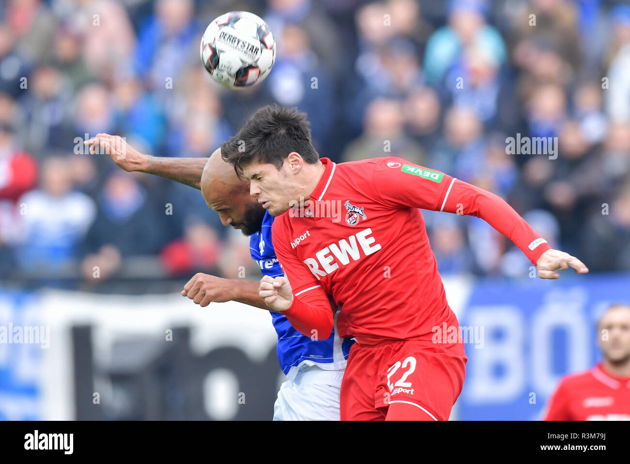 Darmstadt, Deutschland. 24 Nov, 2018. 2. Fussball Bundesliga, SV Darmstadt 98 - 1. FC Köln, den 14. Spieltag, in der Merck Stadion am Böllenfalltor. Der Darmstädter Terrence Boyd (l) und die Kölner Jorge bloße kämpfen um den Ball. Foto: Uwe Anspach/dpa - WICHTIGER HINWEIS: In Übereinstimmung mit den Anforderungen der DFL Deutsche Fußball Liga oder der DFB Deutscher Fußball-Bund ist es untersagt, zu verwenden oder verwendet Fotos im Stadion und/oder das Spiel in Form von Bildern und/oder Videos - wie Foto Sequenzen getroffen haben./dpa/Alamy leben Nachrichten Stockfoto