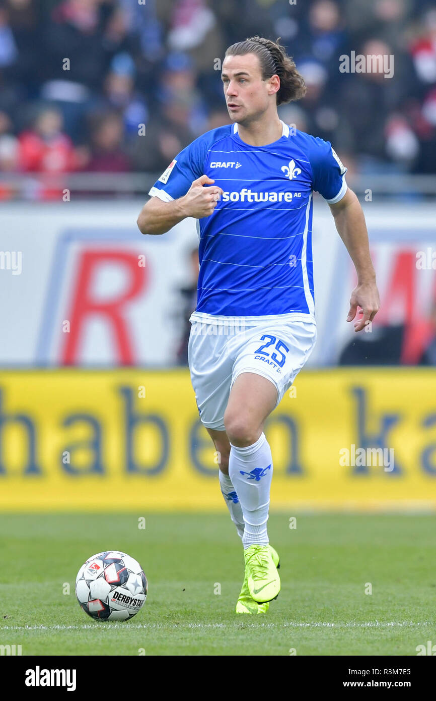 Darmstadt, Deutschland. 24 Nov, 2018. 2. Fussball Bundesliga, SV Darmstadt 98 - 1. FC Köln, den 14. Spieltag, in der Merck Stadion am Böllenfalltor. Darmstadts Yannick Stark die Kugel spielt. Foto: Uwe Anspach/dpa - WICHTIGER HINWEIS: In Übereinstimmung mit den Anforderungen der DFL Deutsche Fußball Liga oder der DFB Deutscher Fußball-Bund ist es untersagt, zu verwenden oder verwendet Fotos im Stadion und/oder das Spiel in Form von Bildern und/oder Videos - wie Foto Sequenzen getroffen haben./dpa/Alamy leben Nachrichten Stockfoto