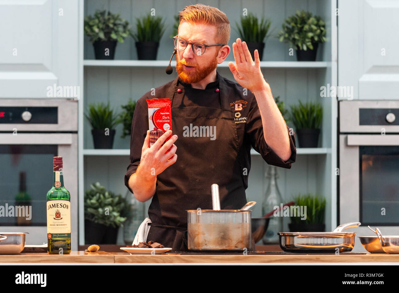 Cork, Irland. 24 Nov, 2018. Weltbekannten chocolatier und TV-Persönlichkeit Paul A. Junge gibt eine Rezeptur, die Demonstration an der Schokolade Wochenende. Credit: Andy Gibson/Alamy Leben Nachrichten. Stockfoto