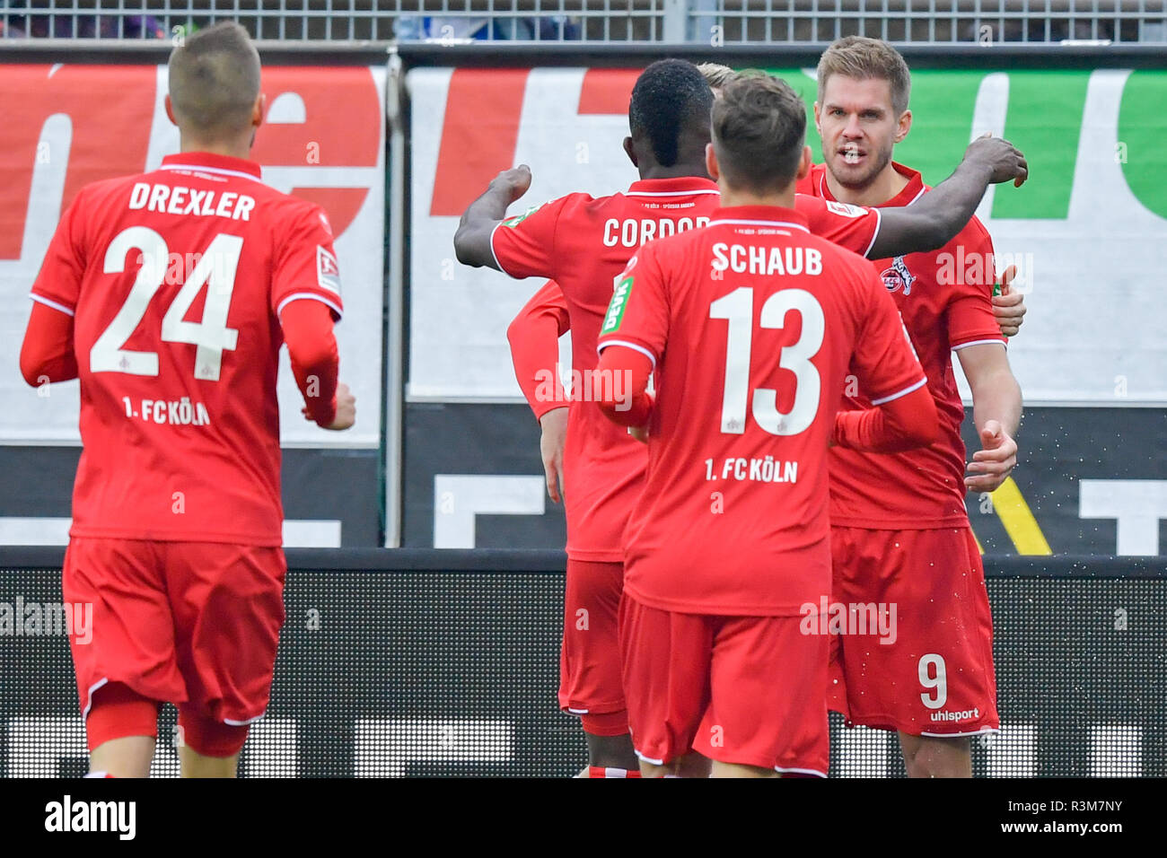 Darmstadt, Deutschland. 24 Nov, 2018. 2. Fussball Bundesliga, SV Darmstadt 98 - 1. FC Köln, den 14. Spieltag, in der Merck Stadion am Böllenfalltor. Kölner Torschütze Simon Terodde (r) freut sich mit seinen Teamkollegen über das Tor zum 0:1. Foto: Uwe Anspach/dpa - WICHTIGER HINWEIS: In Übereinstimmung mit den Anforderungen der DFL Deutsche Fußball Liga oder der DFB Deutscher Fußball-Bund ist es untersagt, zu verwenden oder verwendet Fotos im Stadion und/oder das Spiel in Form von Bildern und/oder Videos - wie Foto Sequenzen getroffen haben./dpa/Alamy leben Nachrichten Stockfoto