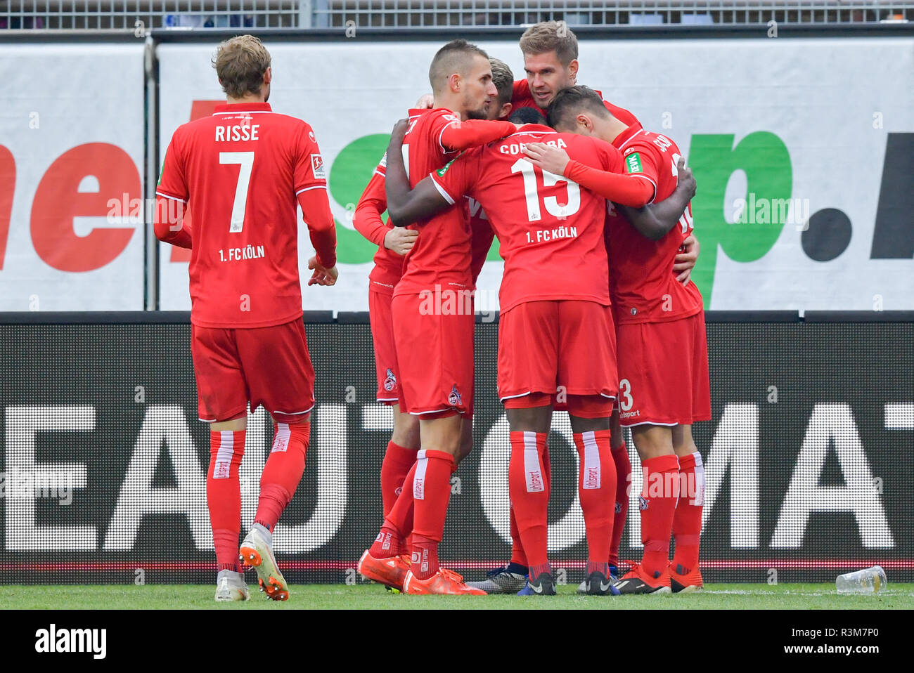 Darmstadt, Deutschland. 24 Nov, 2018. 2. Fussball Bundesliga, SV Darmstadt 98 - 1. FC Köln, den 14. Spieltag, in der Merck Stadion am Böllenfalltor. Kölner Torschütze Simon Terodde (r) freut sich mit seinen Teamkollegen über das Tor zum 0:1. Foto: Uwe Anspach/dpa - WICHTIGER HINWEIS: In Übereinstimmung mit den Anforderungen der DFL Deutsche Fußball Liga oder der DFB Deutscher Fußball-Bund ist es untersagt, zu verwenden oder verwendet Fotos im Stadion und/oder das Spiel in Form von Bildern und/oder Videos - wie Foto Sequenzen getroffen haben./dpa/Alamy leben Nachrichten Stockfoto