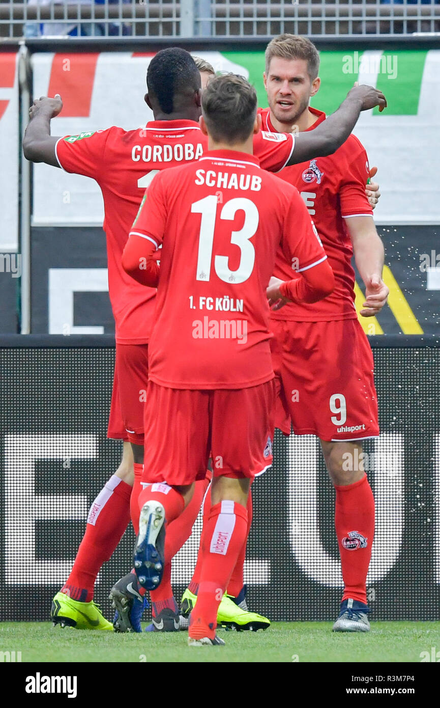 Darmstadt, Deutschland. 24 Nov, 2018. 2. Fussball Bundesliga, SV Darmstadt 98 - 1. FC Köln, den 14. Spieltag, in der Merck Stadion am Böllenfalltor. Kölner Torschütze Simon Terodde (r) freut sich mit seinen Teamkollegen über das Tor zum 0:1. Foto: Uwe Anspach/dpa - WICHTIGER HINWEIS: In Übereinstimmung mit den Anforderungen der DFL Deutsche Fußball Liga oder der DFB Deutscher Fußball-Bund ist es untersagt, zu verwenden oder verwendet Fotos im Stadion und/oder das Spiel in Form von Bildern und/oder Videos - wie Foto Sequenzen getroffen haben./dpa/Alamy leben Nachrichten Stockfoto
