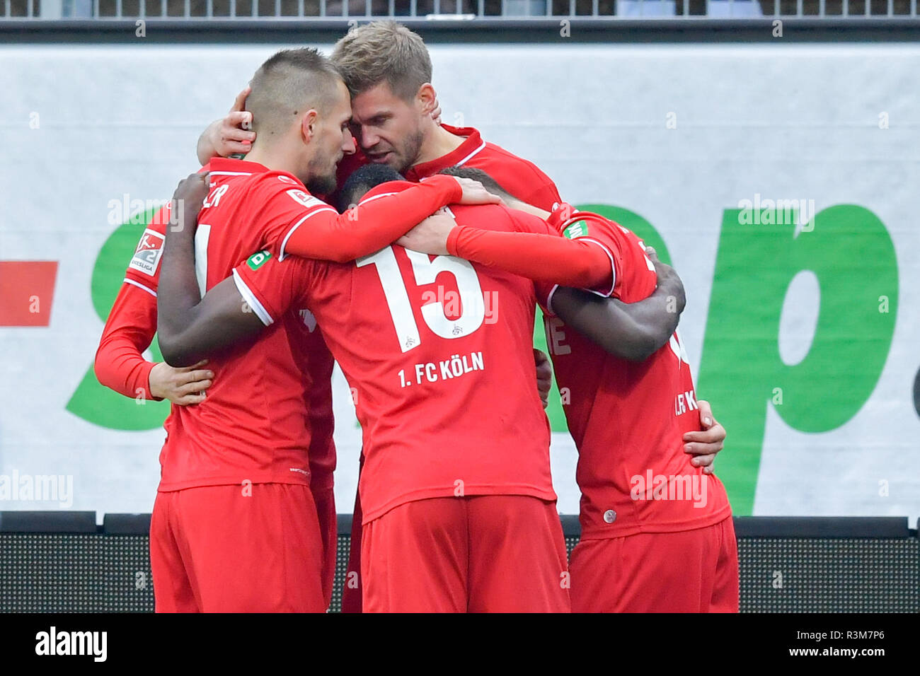 Darmstadt, Deutschland. 24 Nov, 2018. 2. Fussball Bundesliga, SV Darmstadt 98 - 1. FC Köln, den 14. Spieltag, in der Merck Stadion am Böllenfalltor. Kölner Torschütze Simon Terodde (M) freut sich mit seinen Teamkollegen über das Tor zum 0:1. Foto: Uwe Anspach/dpa - WICHTIGER HINWEIS: In Übereinstimmung mit den Anforderungen der DFL Deutsche Fußball Liga oder der DFB Deutscher Fußball-Bund ist es untersagt, zu verwenden oder verwendet Fotos im Stadion und/oder das Spiel in Form von Bildern und/oder Videos - wie Foto Sequenzen getroffen haben./dpa/Alamy leben Nachrichten Stockfoto
