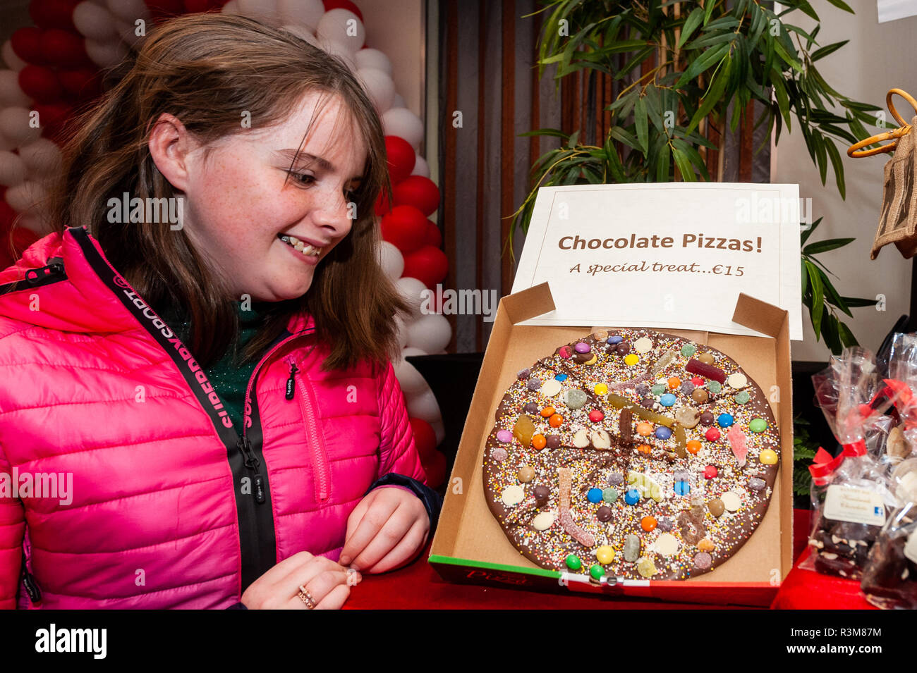 Cork, Irland. 24 Nov, 2018. Ellen O'Sullivan von Brüder gehen, Kork, erwägt eine Schokolade, Pizza am Schokolade Wochenende. Credit: Andy Gibson/Alamy Leben Nachrichten. Stockfoto