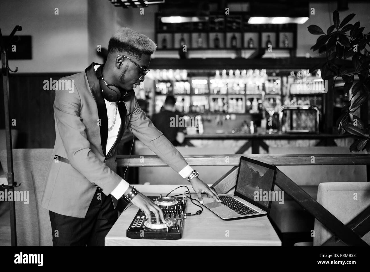 Mode african american man Modell DJ am roten Anzug mit DJ-Controller. Stockfoto