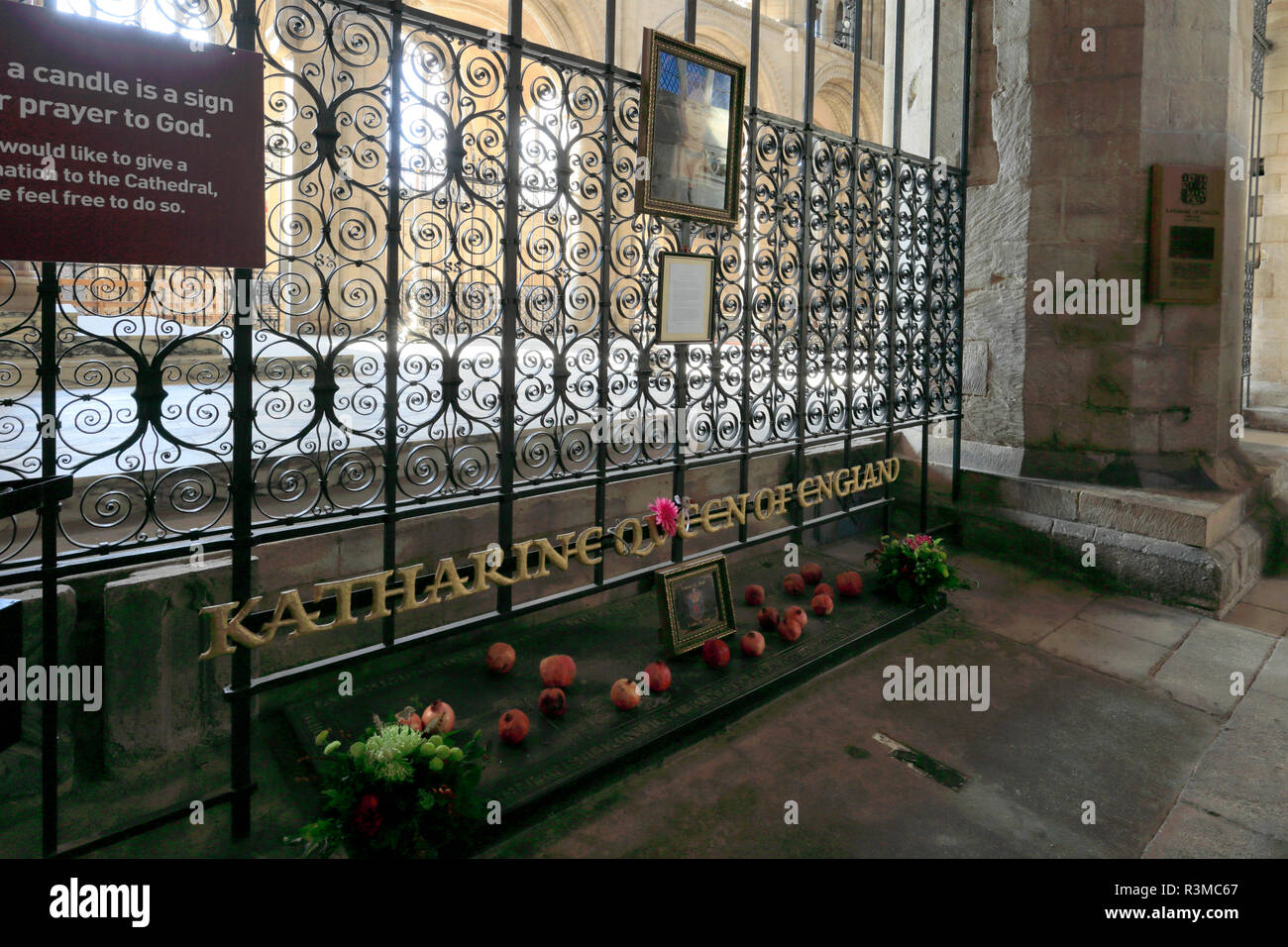 Katharina von Aragon Grab, Innere Stadt Kathedrale von Peterborough, Cambridgeshire, England; Großbritannien; UK Stockfoto